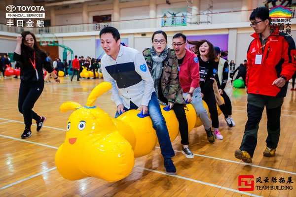 趣味運動會娛樂拓展項目毛毛蟲游戲圖片高清